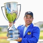 　通算１８アンダーで優勝し、トロフィーを手に笑顔の比嘉一貴＝ジャック・ニクラウスＧＣ（共同）
