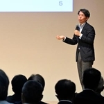 　不登校への取り組みを紹介する、文科省生徒指導室の上久保秀樹室長補佐＝１４日午前、宇都宮市