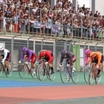 　準決勝第１０レースでゴールする１着の南修二（２）、２着の寺崎浩平（７）、３着の嘉永泰斗（３）＝福井競輪場