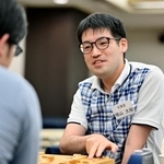　将棋の第７９回全日本アマチュア名人戦の決勝戦で、岩手代表の高橋海渡さん（左）を破り優勝した北海道代表の横山大樹さん＝１４日、東京都港区