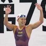 　成年女子１００メートル平泳ぎを大会新で制し、歓声に応える福岡・鈴木聡美＝インフロニア草津アクアティクスセンター