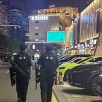 　日本人と中国人がトラブルになったとみられる場所の周辺を警戒する警備員＝１３日、中国江蘇省蘇州（共同）