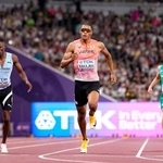 　男子４００メートル予選　力走する中島佑気ジョセフ（中央）＝国立競技場