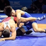 　男子フリースタイル７４キロ級準々決勝でイラン選手（左）と対戦する高橋海大＝ザグレブ（共同）