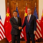 　中国の何立峰副首相（左）と米国のベセント財務長官＝１４日、スペイン・マドリード（米財務省提供・ロイター＝共同）