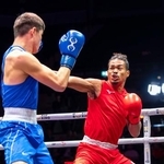 　ボクシングの世界選手権男子７０キロ級決勝でパンチを放つ岡沢セオン（右）＝リバプール（（Ｃ）Ｗｏｒｌｄ　Ｂｏｘｉｎｇ＃ＷＢＣＬｉｖｅｒｐｏｏｌ２０２５）