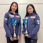 　フィギュアスケートのロンバルディア杯で獲得したトロフィーを持ち、ポーズをとる優勝した住吉りをん（左）と２位に入った中井亜美＝１５日、羽田空港