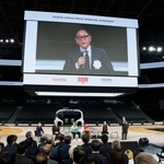 　「トヨタアリーナ東京」の開業記念式典であいさつするトヨタ自動車の豊田章男会長（右端）＝１５日、東京都江東区