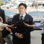 　韓国警察に出頭し、取材に答える大手芸能事務所「ＨＹＢＥ（ハイブ）」の創業者、房時赫氏（中央）＝１５日、ソウル（聯合＝共同）