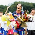 　引退試合を終え、仲間にねぎらわれ笑顔を見せる永里優季さん＝１５日、神奈川県厚木市
