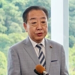 　和歌山市で取材に応じる立憲民主党の野田代表＝１５日午後