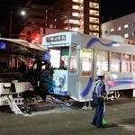 　路面電車と路線バスが衝突した現場＝１５日午後９時５１分、岡山市北区