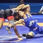 　男子フリースタイル６５キロ級準々決勝でロシア出身選手（左）と対戦する清岡幸大郎＝ザグレブ（共同）