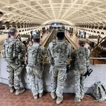 　米首都ワシントンの駅に配備された州兵＝４日
