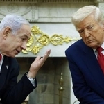 　トランプ米大統領（右）と言葉を交わすイスラエルのネタニヤフ首相＝４月７日、ワシントン（ゲッティ＝共同）