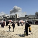　イスラエルの空爆後、建物から立ち上る煙＝１５日、パレスチナ自治区ガザ市（ゲッティ＝共同）