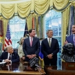 　米ホワイトハウスで会話するヘグセス米国防長官（右端）とトランプ大統領（手前左端）ら＝１５日（ロイター＝共同）