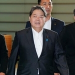 　首相官邸に入る林官房長官＝１６日午前