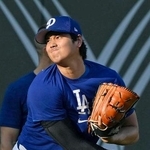 　キャッチボールするドジャース・大谷＝ロサンゼルス（共同）