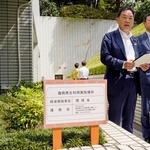　福島県内の除染で発生した土を用いた、環境省が入る庁舎の花壇を視察する浅尾環境相（左）＝１６日午前、東京都千代田区