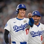 　フィリーズ戦の３回、四球で出塁したドジャース・大谷＝ロサンゼルス（共同）