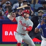 　ドジャース戦の１回、５３号ソロを放つフィリーズのシュワバー＝ロサンゼルス（共同）