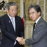 　会談前に握手する自民党の森山幹事長（左）と立憲民主党の安住幹事長＝１６日午後、国会