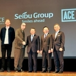　記者会見後、撮影に応じる西武ホールディングスの後藤高志会長（右から３人目）ら＝１６日午後、東京都内