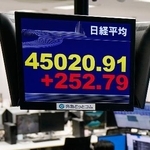 　一時４万５０００円を突破した日経平均株価を示すモニター＝１６日午後、東京都港区の外為どっとコム