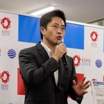 　記者団の取材に応じる大阪府の吉村洋文知事＝１６日午後、大阪市此花区の夢洲