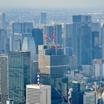 　東京都心部の高層ビル群＝１６日午後（共同通信社ヘリから）