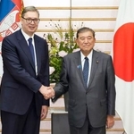　会談前に握手する、石破首相（右）とセルビアのブチッチ大統領＝１６日午後、首相官邸