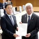 　中谷防衛相（右）に要請書を手渡す山口県岩国市の福田良彦市長＝１６日午後、防衛省