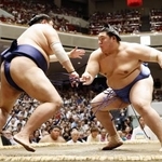 　阿炎（左）を攻める大の里。押し倒しで下す＝両国国技館