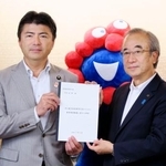 　洋上風力発電に関する要望書を古賀友一郎経産副大臣（左）に手渡す花角英世新潟県知事＝１６日午後、経産省