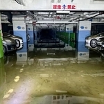 　排水作業が進む「くすの木パーキング」の地下２階＝１６日午前、三重県四日市市（国交省提供）