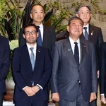 　ＥＵ欧州委のセジュルネ上級副委員長（手前左）と写真に納まる石破首相（同右）＝１６日午後、首相官邸