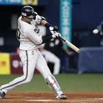 　４回オリックス２死一、二塁、広岡が左中間に２点二塁打を放つ＝京セラドーム