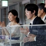 　陸上の世界選手権東京大会を観戦される佳子さまと悠仁さま＝１６日夜、東京・国立競技場（代表撮影）