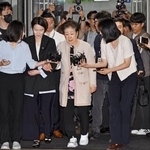 　１７日、ソウルの特別検察官に出頭した旧統一教会の韓鶴子総裁（中央）（共同）