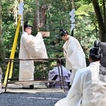 　式年遷宮に向け、伊勢神宮の内宮で行われた「御船代祭」＝１７日午前、三重県伊勢市