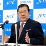 　記者会見する日本貿易会の安永竜夫会長＝１７日午前、東京都千代田区