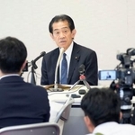 　自民党総裁選挙管理委員会の会合後、取材に応じる逢沢一郎委員長＝１７日午前、東京・永田町の党本部