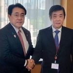 　赤沢経済再生相（左）と握手する日本自動車工業会の片山正則会長＝１７日午前、東京都千代田区