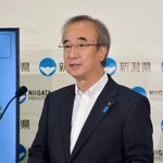 　定例記者会見をする新潟県の花角英世知事＝１７日午前、新潟県庁