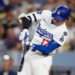 　米大リーグ、フィリーズ戦の８回、５０号ソロを放つドジャース・大谷翔平。メジャー史上６人目となる２年連続の５０本塁打に到達した＝１６日、ロサンゼルス（共同）