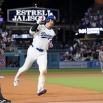 　米大リーグ、フィリーズ戦の８回、５０号ソロを放ち塁を回るドジャース・大谷翔平。メジャー史上６人目となる２年連続のシーズン５０本塁打に到達した＝１６日、ロサンゼルス（共同）