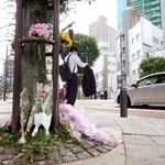 　１月に受験生が軽乗用車にはねられ死亡した事故現場付近に手向けられた花＝１７日午後、福島県郡山市