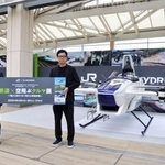 　空飛ぶクルマを活用した新たな旅をＰＲするＪＲ東日本の喜勢陽一社長（左）＝８月２９日、高輪ゲートウェイ駅前