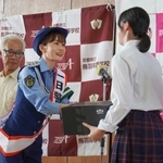 　京都・南署の一日署長に就任し、市内の高校を訪問した俳優の前田敦子さん＝１７日午後、京都市南区
